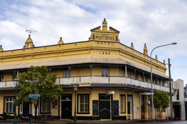 1889 'da Avustralya' nın Queensland, Maryborough şehrinde sömürge mimarisi tarzında inşa edilen Eski Postane Oteli cephesi.