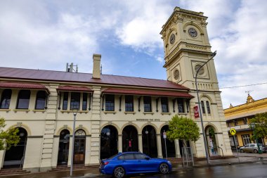 1866 'da Rönesans Diriliş ve İtalyanlık' ta inşa edilen Eski Postanenin cephesi, Maryborough, Queensland, Avustralya 'da mimari tarzını etkiler.