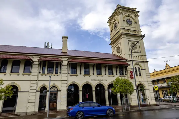 1866 'da Rönesans Diriliş ve İtalyanlık' ta inşa edilen Eski Postanenin cephesi, Maryborough, Queensland, Avustralya 'da mimari tarzını etkiler.
