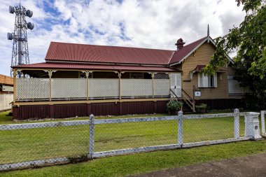 İstasyon Şefi Konutunun cephesi, 1878 'de Victoria dönemi mimari tarzında inşa edilmiş, Maryborough, Queensland, Avustralya' da.