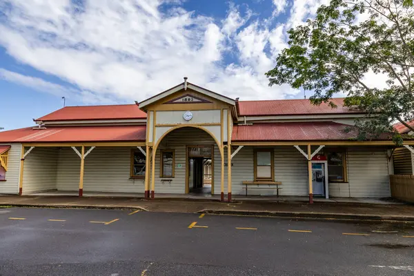 1890 'da inşa edilen, Maryborough, Queensland, Avustralya' da Victoria dönemi mimari tarzında inşa edilen tren istasyonunun cephesi.