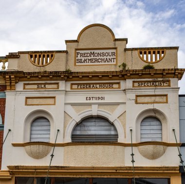 Fred Monsour binasının ön cephesi, 20. yüzyılın başlarında Avustralya, Queensland, Maryborough şehrinde ticari mimari tarzında inşa edildi.