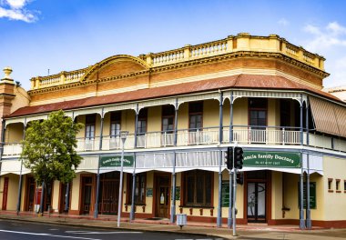1878 'de inşa edilen, Maryborough, Queensland, Avustralya' da 19. yüzyılın sonlarında inşa edilen eski Hotel Francis binasının ön cephesi.