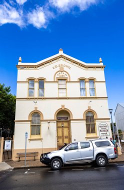 J.E. 'nin cephesi. Kahverengi bina, 1879 'da inşa edilmiş. 19. yüzyıl depo mimarisi tarzında. Maryborough, Queensland, Avustralya' da.