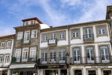 Portekiz 'in Viana do Castelo şehrinin tarihsel merkezinin 19. yüzyıldan kalma bir mimarisinin görüntüsü