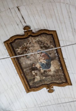 Tavan, Bakire Meryem 'in Portekiz, Viana do Castelo' daki Aziz Domingo 'ya tespihini gösteriyor.