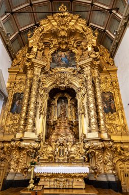 Santa Cruz Kilisesi 'nde Rocaille tarzı yaldızlı ahşap bir başyapıt olan Kutsal Tespih Anıtı' nın transspet şapeli, Viana do Castelo, Portekiz