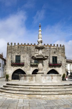 Tarihsel çeşme, 1559 'da Portekiz, Viana do Castelo' da granit taşta inşa edildi.