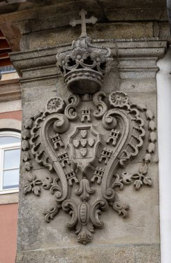 Portekiz kraliyet arması, imparatorluk tacı, haç, yedi kale ve beş kalkan, Viana do Castelo, Portekiz 'de granit taştan yapılmış.