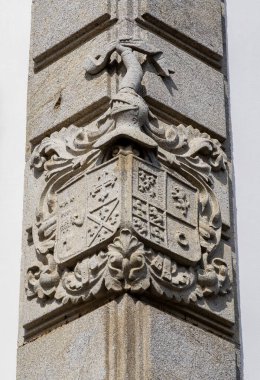 Viana do Castelo, Portekiz 'de bir binanın köşesinde tek bir armanın altında birleşmiş iki kalkan.