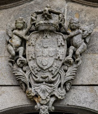 Portekiz 'in Viana do Castelo şehrinde, Joanino Barok tarzında iki melek tarafından desteklenen, imparatorluk tacına ve kalkanına sahip bir palto.