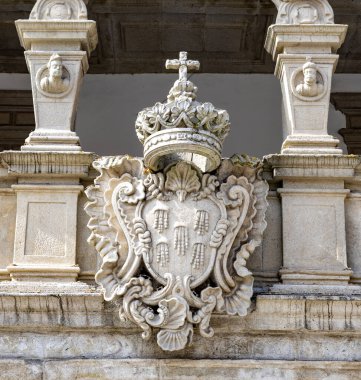 Portekiz, Viana do Castelo 'da İsa' nın beş yarası, kraliyet tacının ve Rococo süslemelerinin bulunduğu Kutsal Ev 'in kraliyet arması.