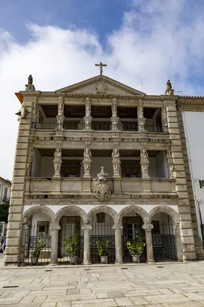 Portekiz 'in Viana do Castelo şehrinde 16. yüzyıl mimarisi tarzında eşsiz bir eser olan Balkon Evi' nin ön yüzü.