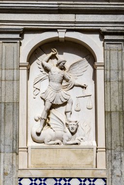 Viana do Castelo, Portekiz 'deki Merhamet Kilisesi' nin manastırında Aziz George ve Ejderha 'nın mermer yüksek rahatlığı.