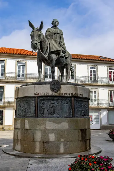 Portekiz, Viana do Castelo 'nun tarihi merkezinde bir meydanda Aziz Bartolomeu dos Marwheels heykeli