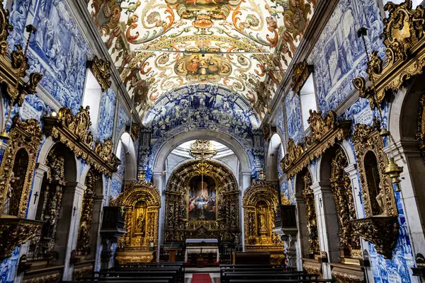 1716 ve 1724 yılları arasında Portekiz 'in Viana do Castelo şehrinde yeniden inşa edilen Barok tarzının bir başyapıtı olan Merhamet Kilisesi' nin içi.