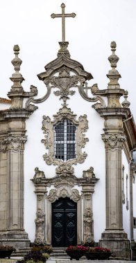 Portekiz 'in Viand do Castelo şehrinde, Portekiz Barok Rococo mimarisinin ünlü bir örneği olarak da bilinen Malheiras Şapeli' nin cephesi, aynı zamanda Paola Kilisesi olarak da bilinir.