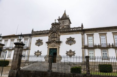 18. yüzyılda Portekiz 'in Viana do Castelo şehrinde Barok mimari tarzında inşa edilen Yardım Kilisesi' nin cephesi.