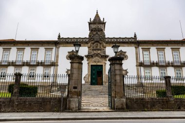 1510 yılında Portekiz, Viana do Castelo 'da bir kadın Benediktin manastırı olarak inşa edilen eski Saint Anne Manastırı cephesi.