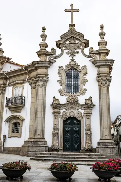 Portekiz 'in Viand do Castelo şehrinde, Portekiz Barok Rococo mimarisinin ünlü bir örneği olarak da bilinen Malheiras Şapeli' nin cephesi, aynı zamanda Paola Kilisesi olarak da bilinir.