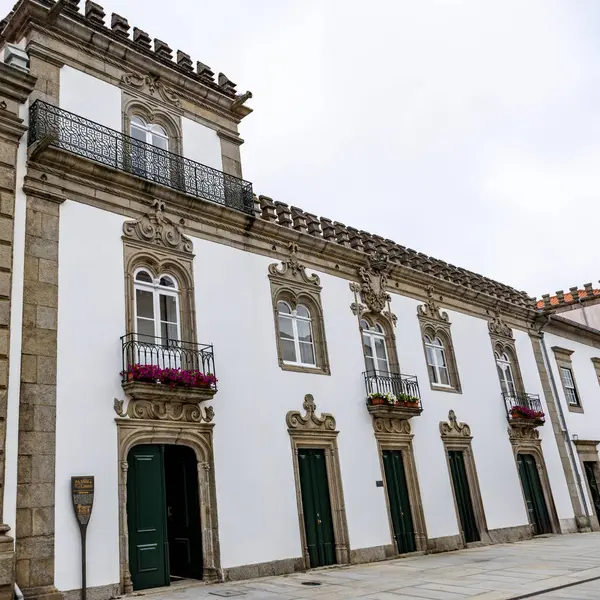 17. yüzyılın sonlarında Portekiz 'in Viana do Castelo şehrinde Neo-Manueline (neo-Gotik) mimari tarzında inşa edilen Casa dos Alpuim (Alpuim malikânesi) cephesi.