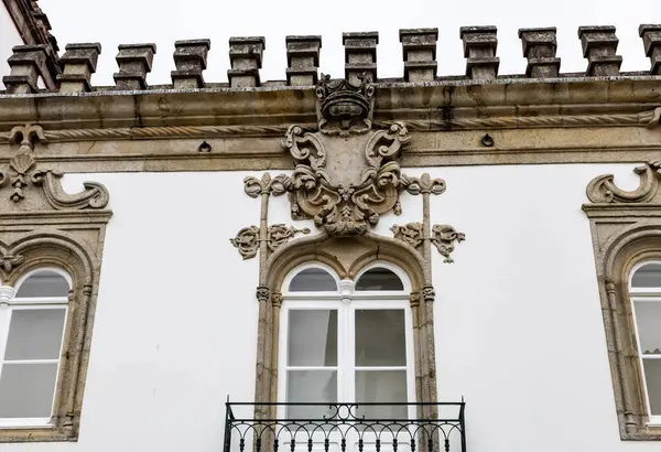 Portekiz 'in Viana do Castelo şehrinde Neo-Gotik mimari tarzda inşa edilen Casa dos Alpuim (Alpium malikânesi) armasının ayrıntıları