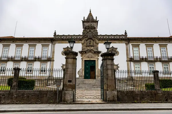 1510 yılında Portekiz, Viana do Castelo 'da bir kadın Benediktin manastırı olarak inşa edilen eski Saint Anne Manastırı cephesi.