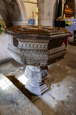 Büyük Aziz Meryem Katedrali 'nin (Katedral de Santa Maria Maior) Viyana do Castelo, Portekiz' deki vaftiz kilisesinde Vaftiz Yazı Tipi 'nin ayrıntıları
