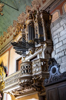 Portekiz, Viana do Castelo 'daki Katolik Katedrali' nin merkez nehrinden görülen kilise boru orgu detayları.