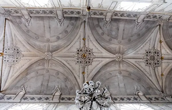 Viyana do Castelo, Portekiz 'deki Katolik Katedrali Büyük Aziz Mary' nin (Katedral de Santa Maria Maior) merkez sahanlık tavanına bakınız.