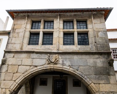 15. yüzyılda Portekiz 'in Viana do Castelo şehrinde sivil Gotik mimaride inşa edilmiş olan Casa dos Velhos.