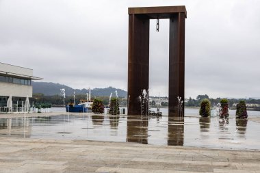 Portekiz, Viana do Castelo 'daki Portekiz Karanfil Devrimi anısına Lima Nehri kıyısında bulunan 25 Nisan anıtının manzarası.