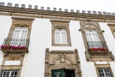 Viana do Castelo, Portekiz 'deki Casa dos Viscondes da Carreira belediye binasının pencerelerinin detayları.