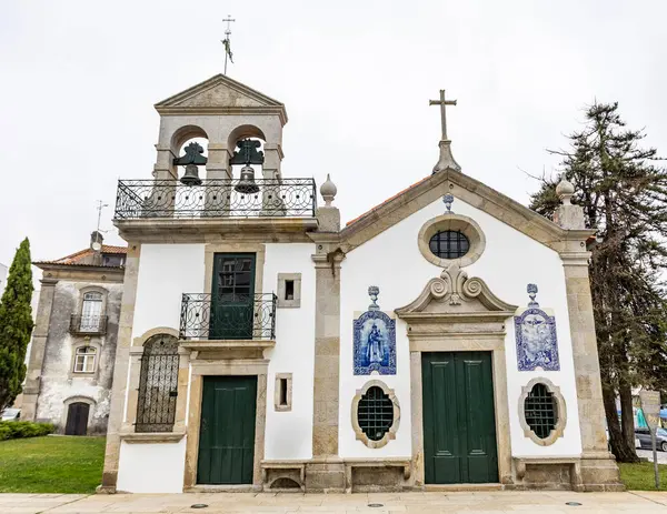 Igreja das Almas (Ruhlar Kilisesi) cephesi 13. yüzyılda inşa edilmiş ve 1719 yılında Portekiz 'in Viana do Castelo şehrinde Barok mimari tarzında yeniden inşa edilmiştir.