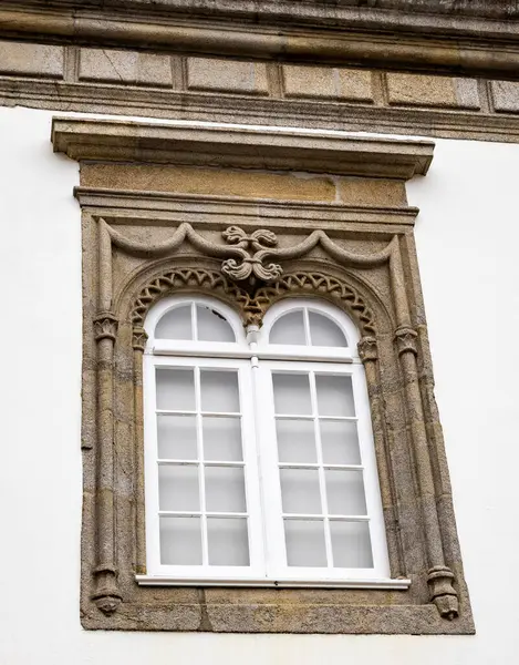 Viana do Castelo, Portekiz 'deki Casa dos Viscondes da Carreira belediye binasının pencerelerinin detayları.
