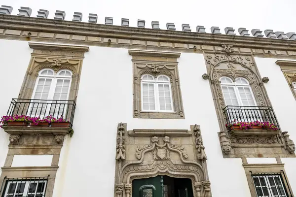 Viana do Castelo, Portekiz 'deki Casa dos Viscondes da Carreira belediye binasının pencerelerinin detayları.