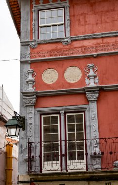 Lunas Hanedanı 'nın ön cephesi, Casa dos Lunas, 1545' te inşa edilmiş, tüm pencere ve kapılar farklı, Viana do Castelo, Portekiz