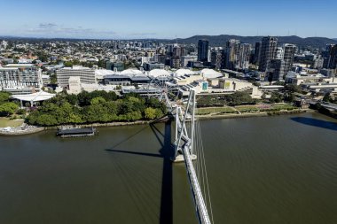 Neville Bonner Köprüsü 'nün panoramik manzarası ve Brisbane City' nin güney tarafı, Queensland, Avustralya