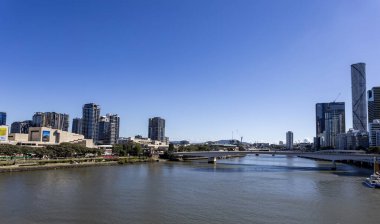 Brisbane Nehri 'nin akıntıya karşı panoramik manzarası güzel şehir Brisbane, Queensland, Avustralya' da