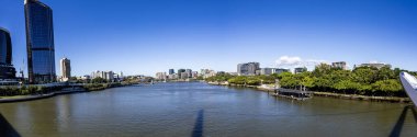 Brisbane Nehri 'nin akıntı yönünde güzel şehir Brisbane, Queensland, Avustralya boyunca uzanan panoramik manzarası.