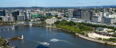 Brisbane South Bank ve güney tarafının muhteşem panoramik manzarası 