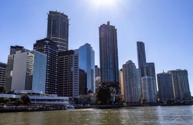 Çeşitli gökdelenlerle Brisbane gökdelenlerinin muhteşem manzarası