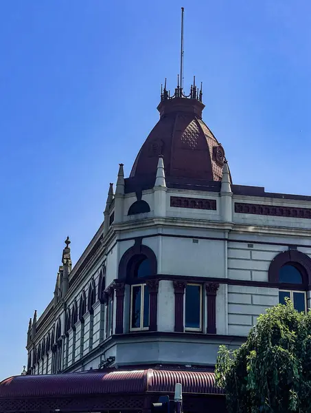 Sorella Mağazası cephesi, genellikle Wongaratta, Victoria, Avustralya 'daki güzel eski bina olarak bilinir.