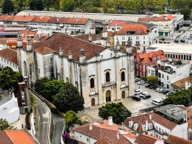 Portekiz 'deki Leiria Katolik Katedrali' nin manzarası. Mannerist mimari tarzında 1559-1574 yılları arasında inşa edilen Meryem Ana olarak da bilinir..