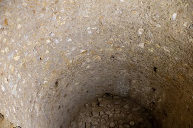 1741 yılında Praganca, Kadavra, Portekiz yakınlarındaki Montejunto Dağı 'nda (Serra de Montejunto) inşa edilen Royal Ice Factory' nin (Real Fabrica do Gelo) depolama silosu.