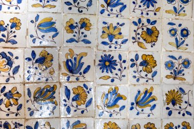 Portekiz 'in Sao Martinho do Porto bölgesindeki Santo Antonio Şapeli' nin rengarenk fayans paneli.