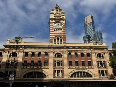 1910 yılında inşa edilen Flinders Caddesi Saat Kulesi ile 2006 yılında Melbourne, Victoria, Avustralya 'da tamamlanan Eureka Kulesi arasında yaklaşık 100 yıl var.