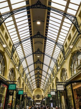 Yüksek cam çatı manzarası ve Melbourne, Victoria, Avustralya 'daki Royal Arcade alışveriş merkezinin düz atari salonu