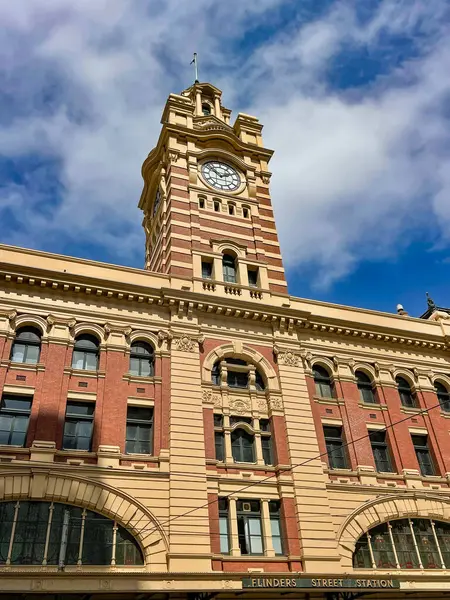 1910 yılında Edwardian Barok ve Bizans mimari tarzında Melbourne, Victoria, Avustralya 'da inşa edilen Flinders Caddesi İstasyonu saat kulesi.