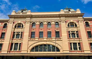 1900 ve 1910 yılları arasında Edwardian Barok mimari tarzında inşa edilen Flinders Street Station 'ın ana cephesi Melbourne, Victoria, Avustralya  